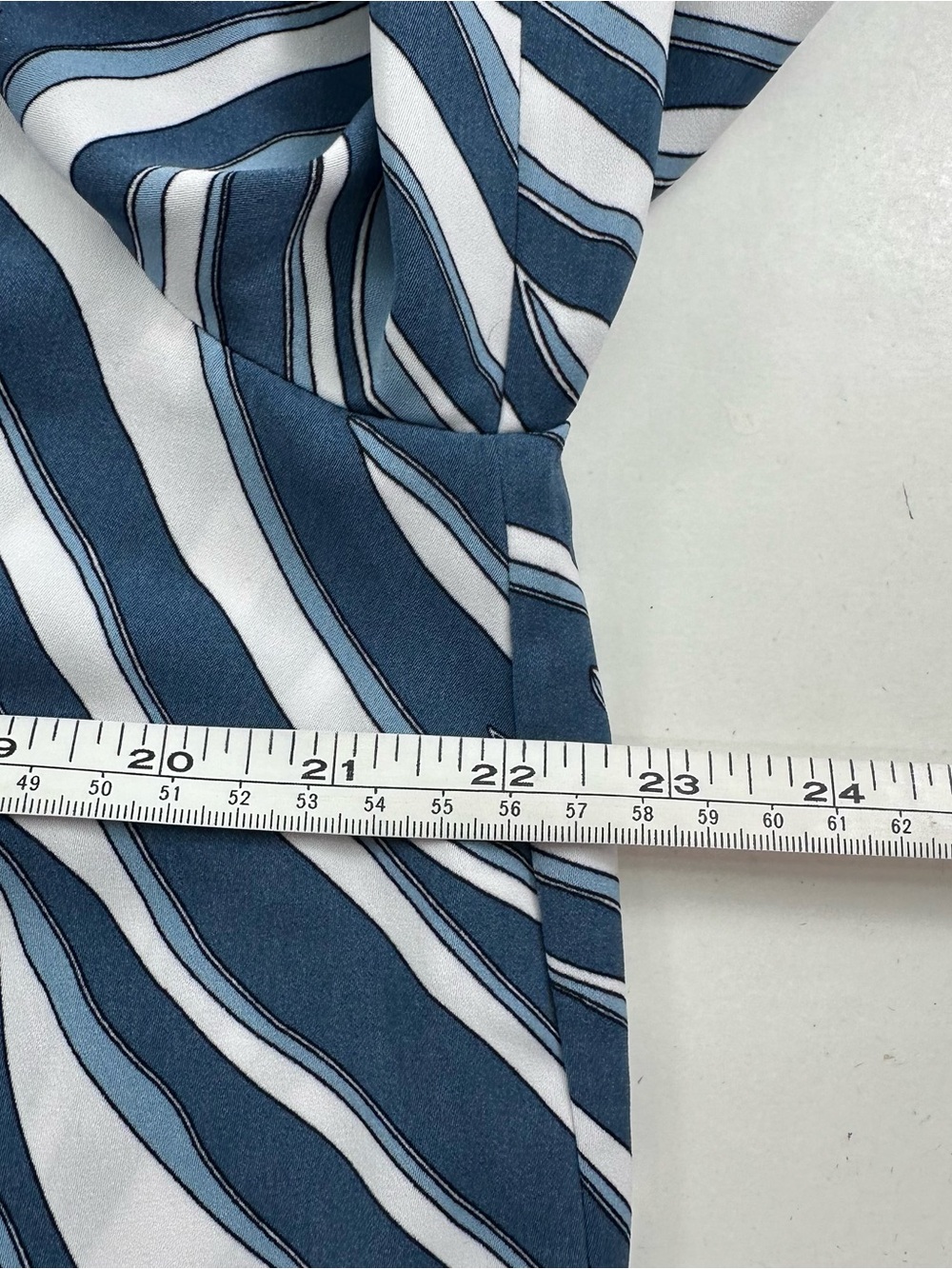 MICHAEL Michael Kors Blue and White Wave-Print V-Notch Blouse - Picture 5 of 7